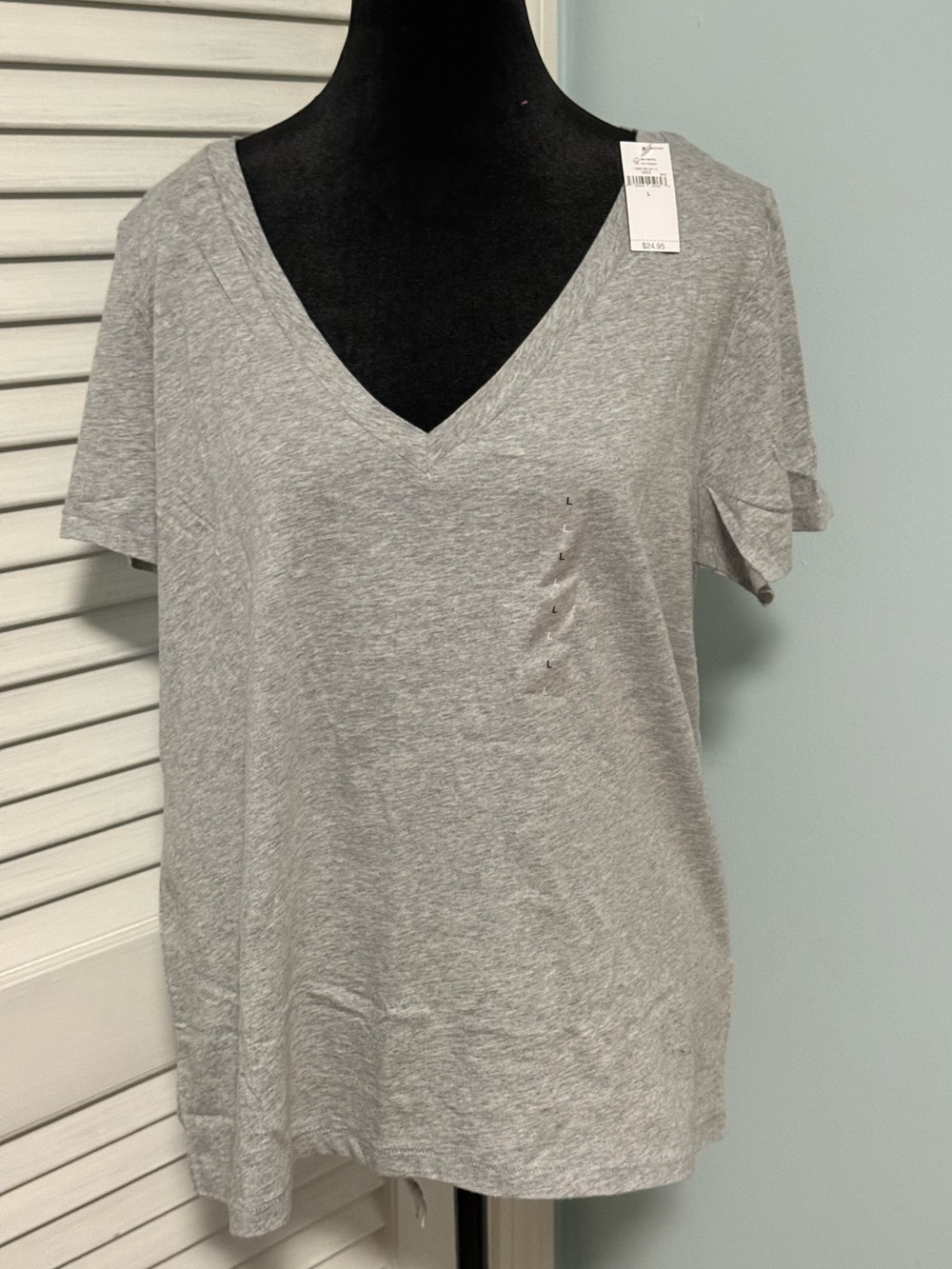 GAP Light Gray V-Neck Women's Tee SIZE L NWT!